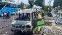 Proses pemadaman api angkutan umum Lawang-Arjosari yang terbakar. (ist) Diduga Alami Kebocoran Selang Bahan Bakar Angkot Lawang-Arjosari Terbakar
