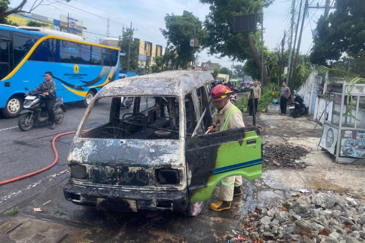 Diduga Alami Kebocoran Selang Bahan Bakar Angkot Lawang-Arjosari Terbakar