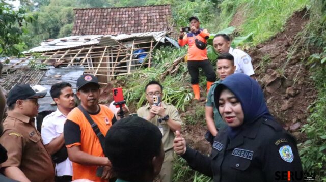 Longsor Timpa Rumah di Alastengah, Wabup Ulfi Pastikan Perbaikan Rumah Ditanggung Pemkab Situbondo