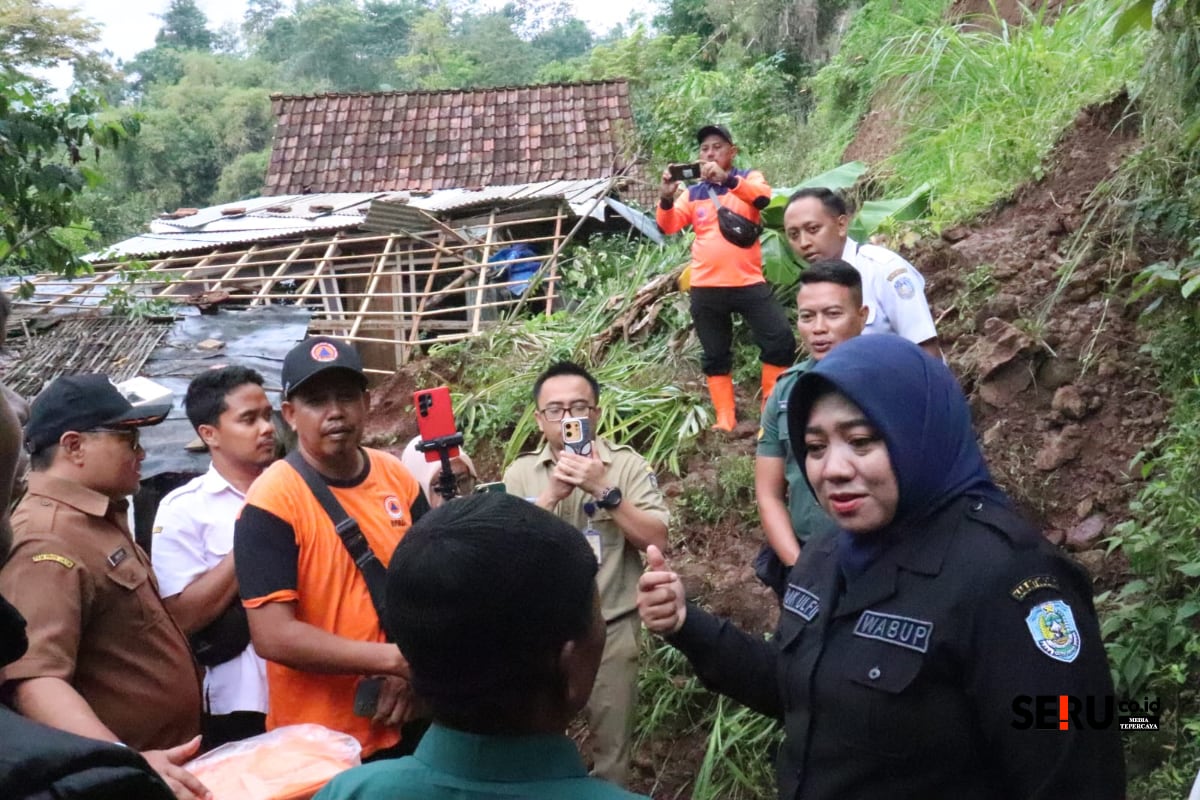Wabup Ulfi gerak cepat mendatangi korban rumah tertimpa longsor di Desa Alastengah, Kecamatan Sumbermalang, Kabupaten Situbondo. (Seru.co.id/aza) Longsor Timpa Rumah di Alastengah, Wabup Ulfi Pastikan Perbaikan Rumah Ditanggung Pemkab Situbondo