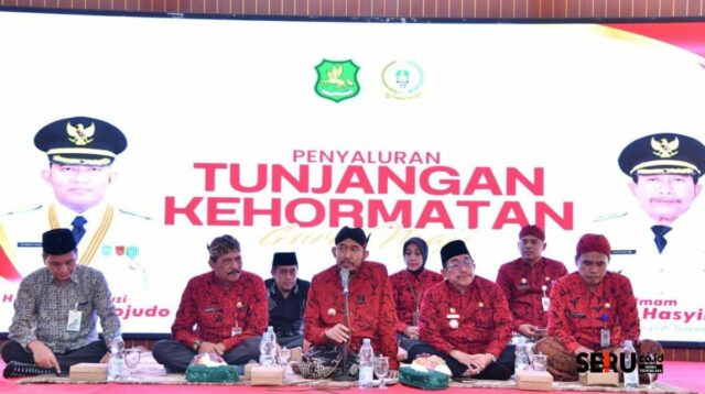 Atas Dedikasinya Bangun Akhlak, Guru Ngaji di Sumenep Dapat Tunjangan Kehormatan