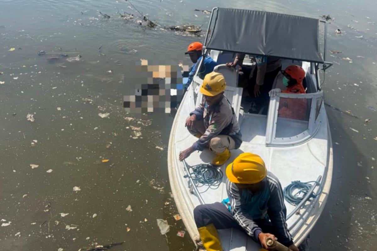 Proses evakuasi penemuan mayat di Bendungan Sengguruh Kepanjen. (Ist) Pria Bertato Tanpa Identitas Ditemukan Tewas Mengambang di Bendungan Sengguruh Kepanjen
