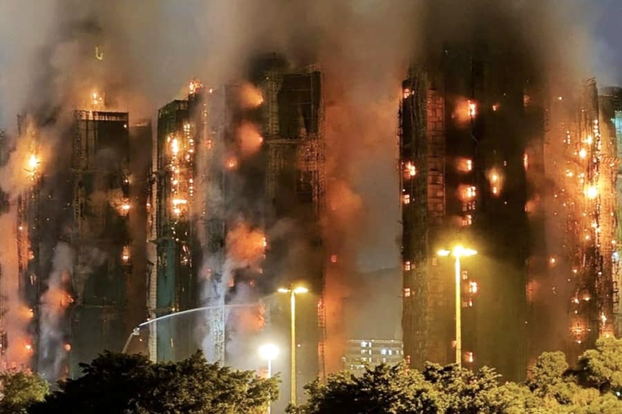 Kebakaran besar di kompleks apartemen Wang Fuk Court. (ist) WNI Korban Kebakaran Wang Fuk Court Hong Kong Bertambah Menjadi Sembilan Orang