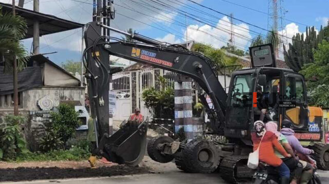 Dinas PUPR Batu Bantu Warga Giripurno Bersih-bersih Kali, Turunkan Alat Berat Keruk Sedimen