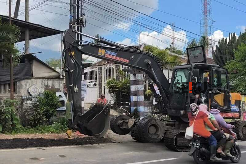 Dinas PUPR Batu Bantu Warga Giripurno Bersih-bersih Kali, Turunkan Alat Berat Keruk Sedimen
