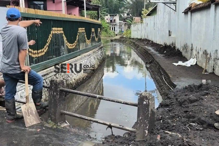 Dinas PUPR Batu Bantu Warga Giripurno Bersih-bersih Kali, Turunkan Alat Berat Keruk Sedimen