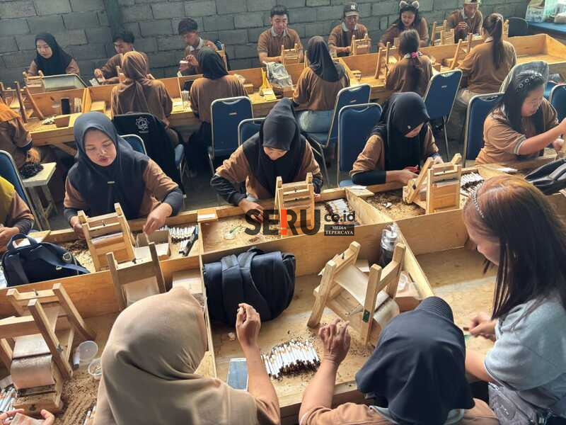 Melalui Dana DBHCHT Pemkab Situbondo Melalui Diskoperindag Latih Warga dan Dukung IKM Tembakau