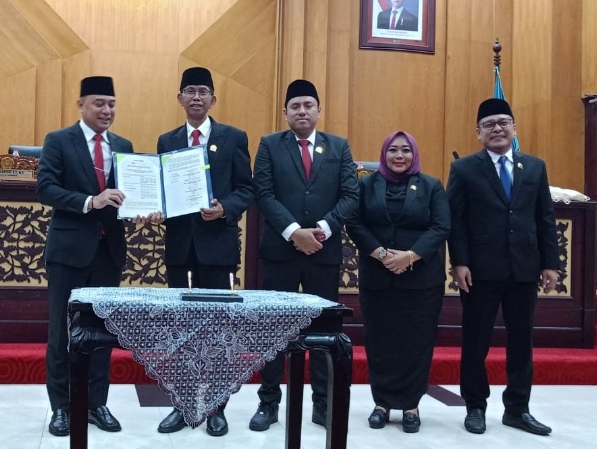 DPRD Surabaya Sepakati Raperda APBD 2026 di Hari Pahlawan: Dorong Optimalisasi Pendapatan