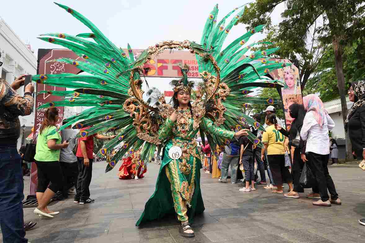 plaza_11zon Plaza Internatio Kota Lama Penuh Warna! Lebih dari 700 Peserta Ramaikan Parade SFF 2025