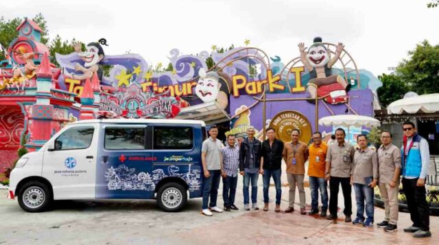 Jasa Raharja Putera Serahkan Satu Unit Ambulans kepada Jawa Timur Park Group