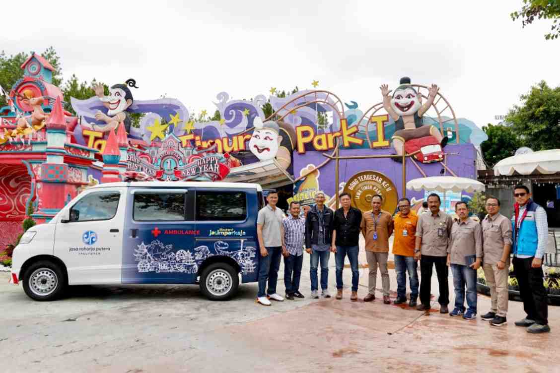 Jasa Raharja Putera Serahkan Satu Unit Ambulans kepada Jawa Timur Park Group