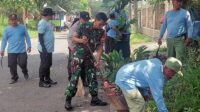 Babinsa Blimbing Bersama Bhabinkamtibmas Keltang dan Warga Kerja Bakti Bersihkan Lingkungan
