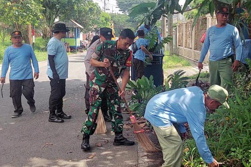 Babinsa Blimbing Bersama Bhabinkamtibmas Keltang dan Warga Kerja Bakti Bersihkan Lingkungan