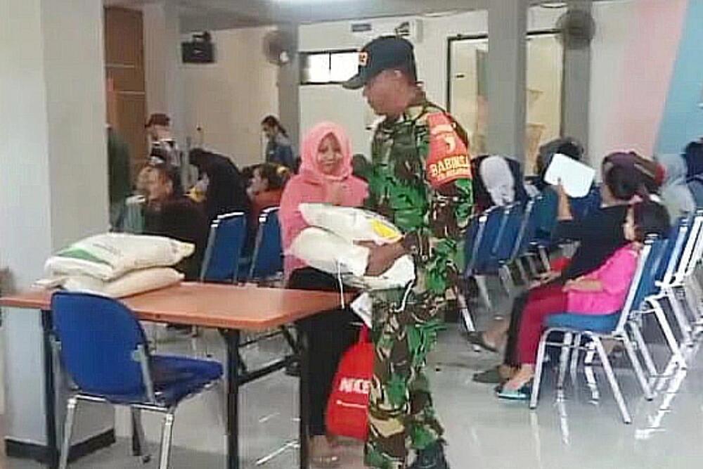 Babinsa Blimbing Dampingi Penyaluran Bantuan Pangan BPN kepada Keluarga Penerima Manfaat