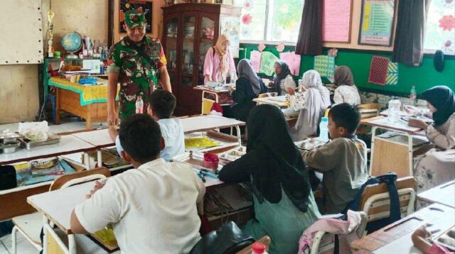 Babinsa Blimbing Pendampingan Program Makan Bergizi Gratis di SDN Polowijen 2