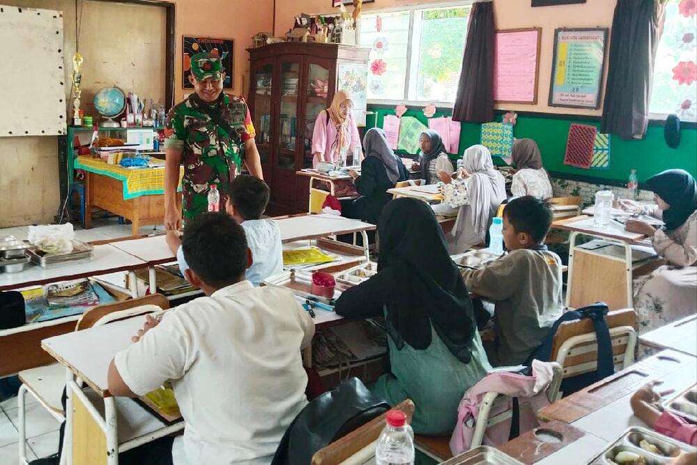 Babinsa Blimbing Pendampingan Program Makan Bergizi Gratis di SDN Polowijen 2