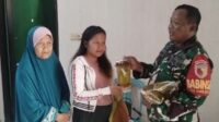 Babinsa Kedungkandang Dampingi Pembagian Bansos Beras Warga Sawojajar Kurang Mampu