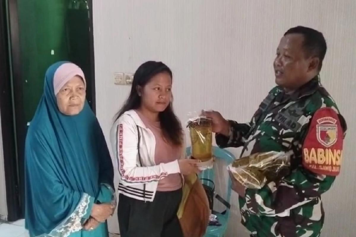 Babinsa Kedungkandang Dampingi Pembagian Bansos Beras Warga Sawojajar Kurang Mampu