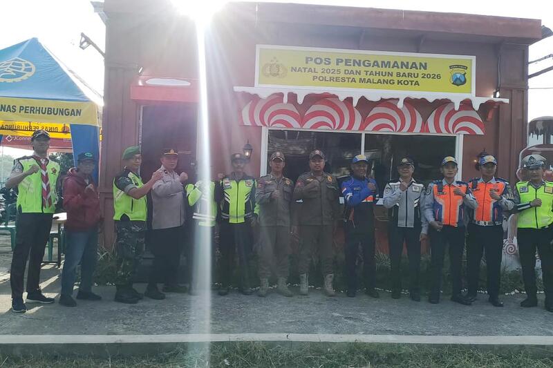 Babinsa Kedungkandang pengamanan di Pos Pam Nataru Exit Tol Madyopuro. (ist) Babinsa Kedungkandang Pengamanan di Pos Pam Nataru Exit Tol Madyopuro