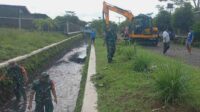 Babinsa Koramil Blimbing bersama Warga Pembersihan Sedimen Kali Grendel