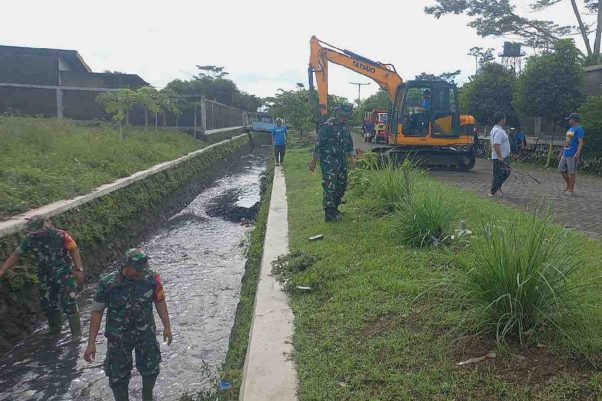 Babinsa Koramil Blimbing bersama warga pembersihan sedimen Kali Grendel. (ist)_11zon Babinsa Koramil Blimbing bersama Warga Pembersihan Sedimen Kali Grendel