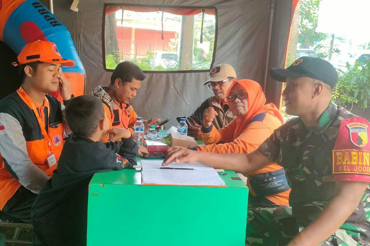 Babinsa Koramil Blimbing Dukung Kesiapsiagaan di Posko Siaga Bencana