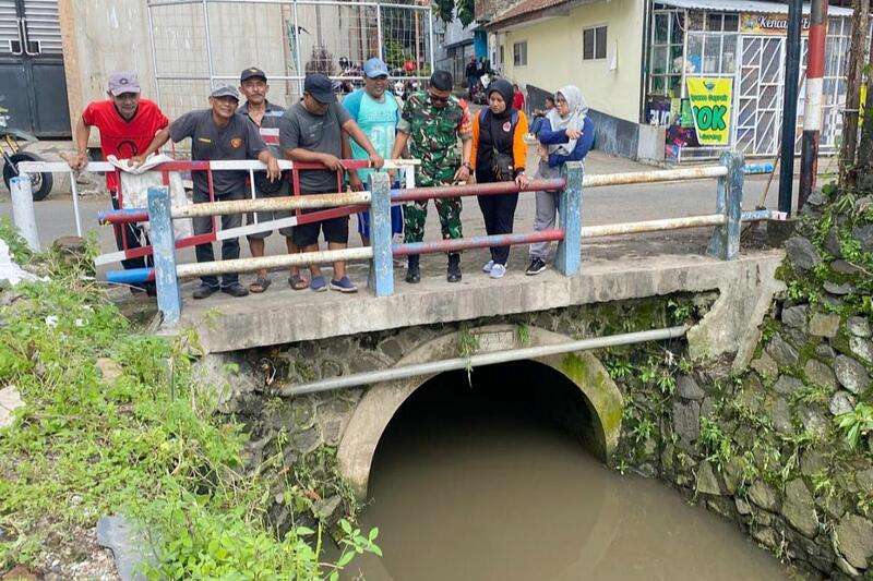 Babinsa Lowokwaru Pantau Aliran Sungai Antisipasi Banjir