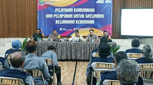 Babinsa Sukun Berikan Pelatihan Komunikasi dan Pelaporan Kamtibmas kepada Satlinmas Kebonsari