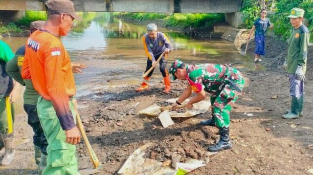 Babinsa Wonokoyo dan Warga Kerja Bakti Bersihkan Sampah dan Sedimen di Kalianyar