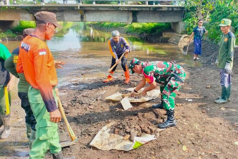 Babinsa Wonokoyo dan warga kerja bakti bersihkan sampah dan sedimen di Kalianyar. (ist) Babinsa Wonokoyo dan Warga Kerja Bakti Bersihkan Sampah dan Sedimen di Kalianyar