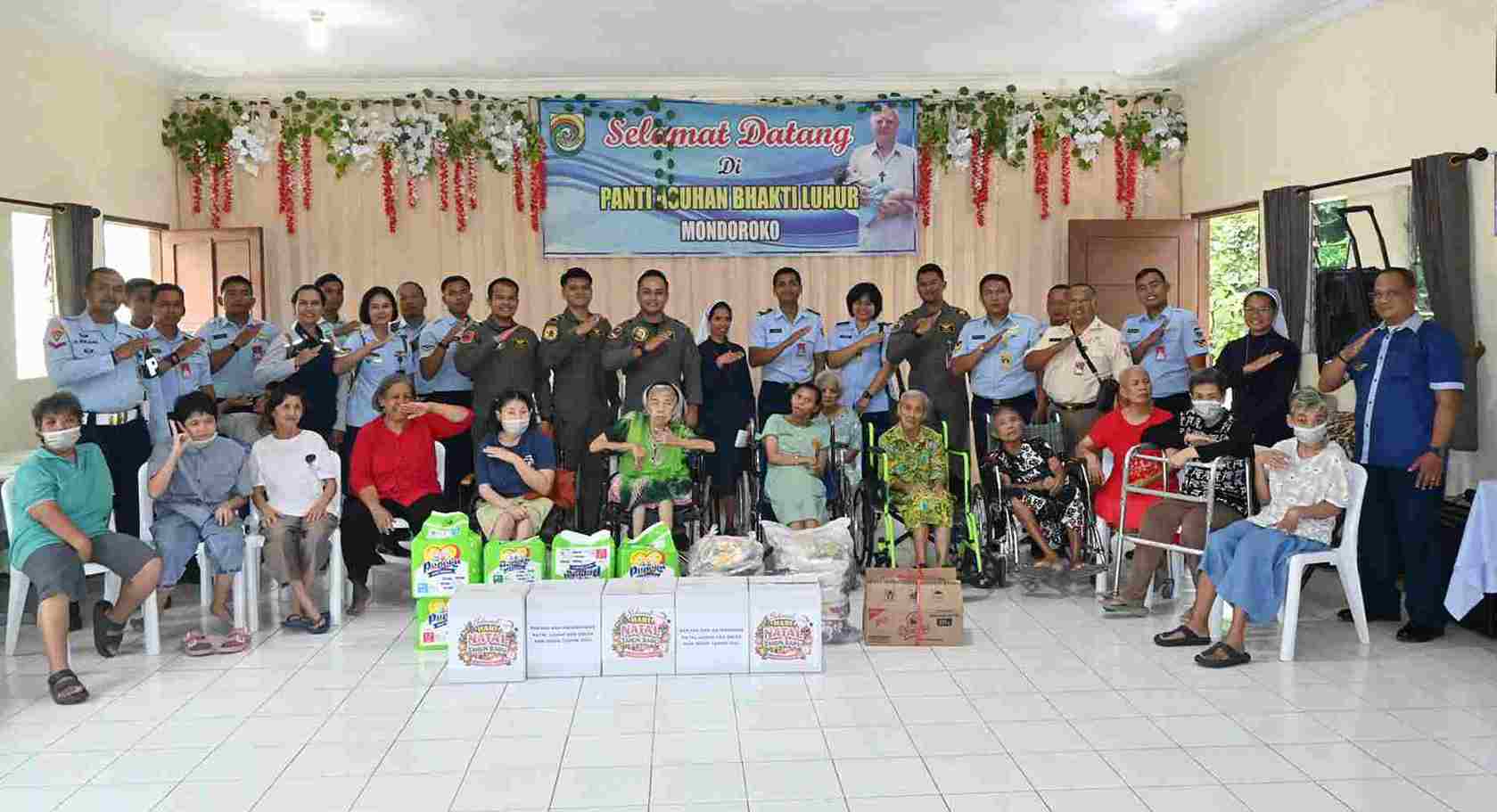 Baksos Lanud Abd Saleh di Panti Asuhan Lansia dalam rangka menyambut Natal. (ist ok_11zon Lanud Abd Saleh Sambut Natal, Gelar Anjangsana ke Panti asuhan Hingga Penjaga Makam