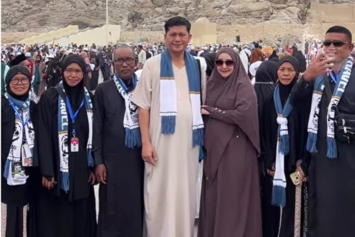 Bupati Aceh Selatan saat umrah. (Instagram @kotabandaaceh) Bupati Aceh Selatan Minta Maaf Usai Umrah Tanpa Izin Saat Daerahnya Banjir dan Longsor