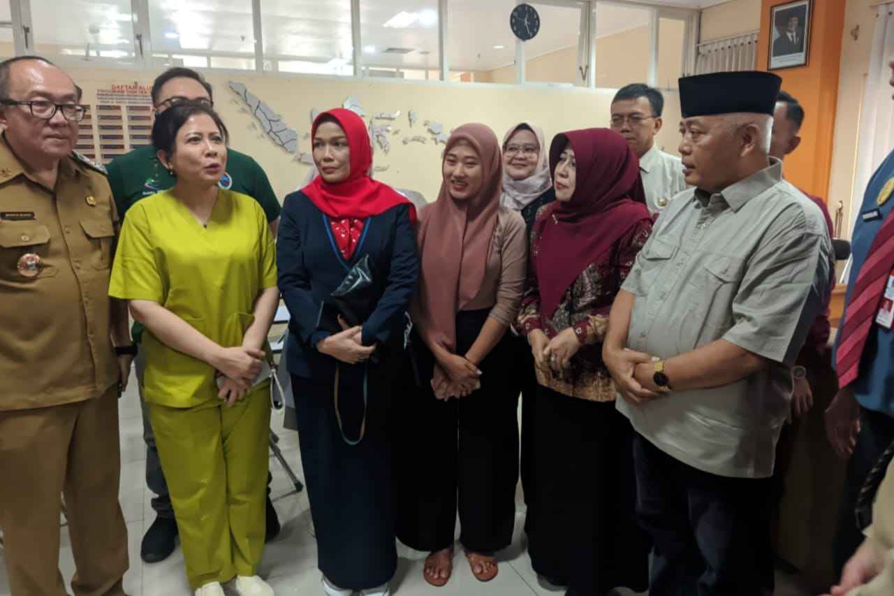 Bupati Malang, HM Sanusi dan rombongan saat menjenguk balita AK di RSSA Kota Malang. (Wul)_11zon Bupati Malang Kunjungi Balita Penderita kelainan Jantung Asal Ngajum