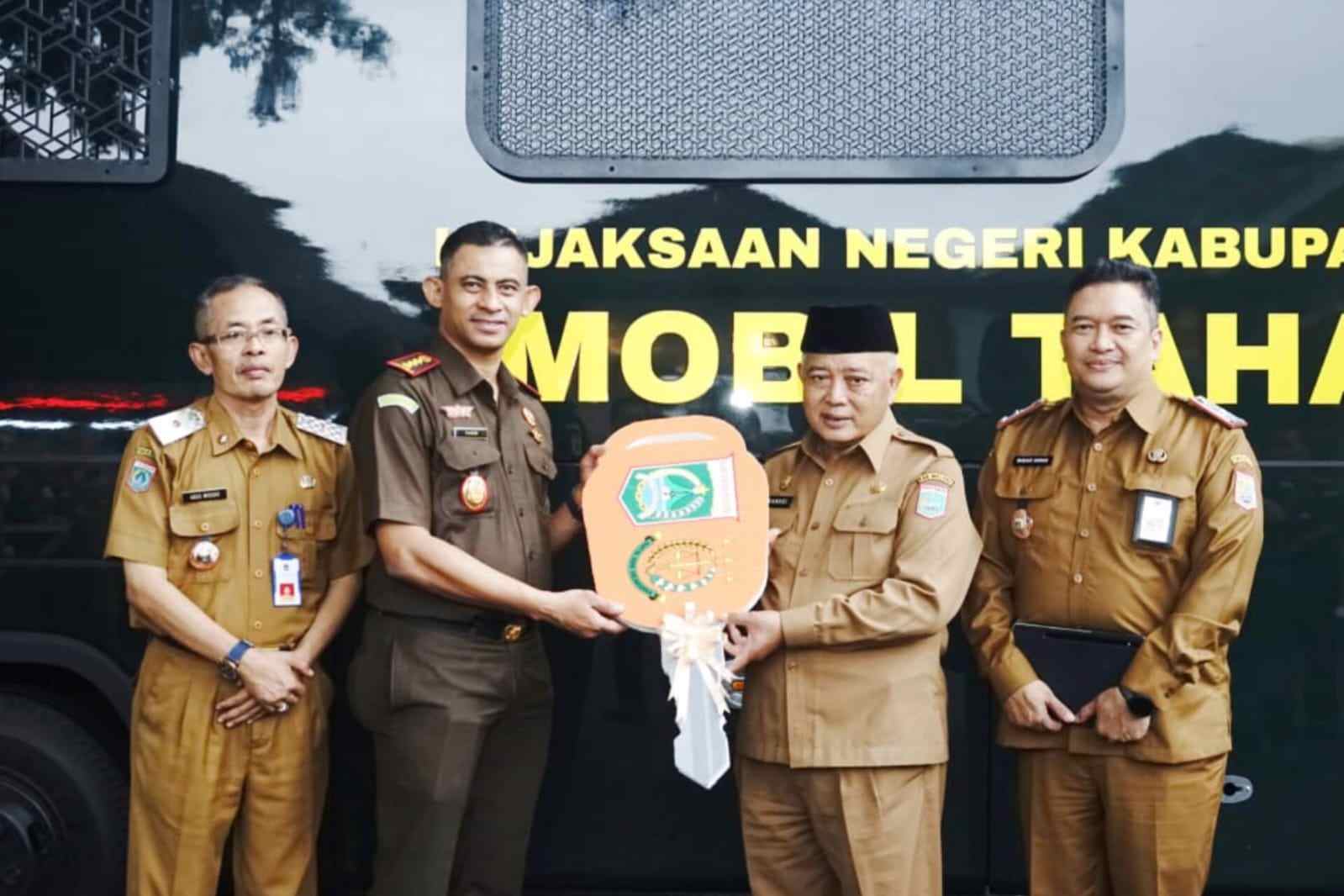 Pemkab Hibahkan Satu Unit Mobil Tahanan ke Kejari Kabupaten Malang