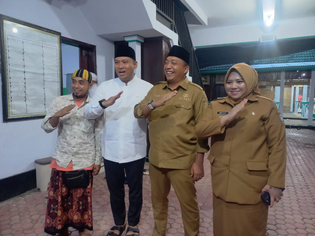 Bupati Situbondo dan Wakil Bupati Ulfiyah mendampingi Wamentan saat sowan ke pengasuh Ponpes Walisongo. (Seru.co.idaza) Wamentan RI: Keberadaan Pesantren Salah satu Indikator Tercapainya Swasembada Pangan