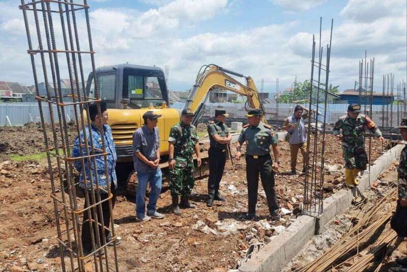 Dandim 0833 dampingi Danrem 083 tinjau progres pembangunan KDKMP Bandungrejosari dan Arjowinangun. (ist) Dandim 0833 Dampingi Danrem 083 Tinjau Progres Pembangunan KDKMP Bandungrejosari dan Arjowinangun