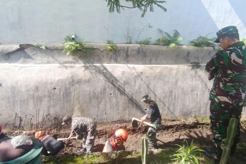Dandim 0833Kota Malang tinjau karya bakti normalisasi sungai di Lowokwaru. (ist) Dandim 0833/Kota Malang Tinjau Karya Bakti Normalisasi Sungai di Lowokwaru