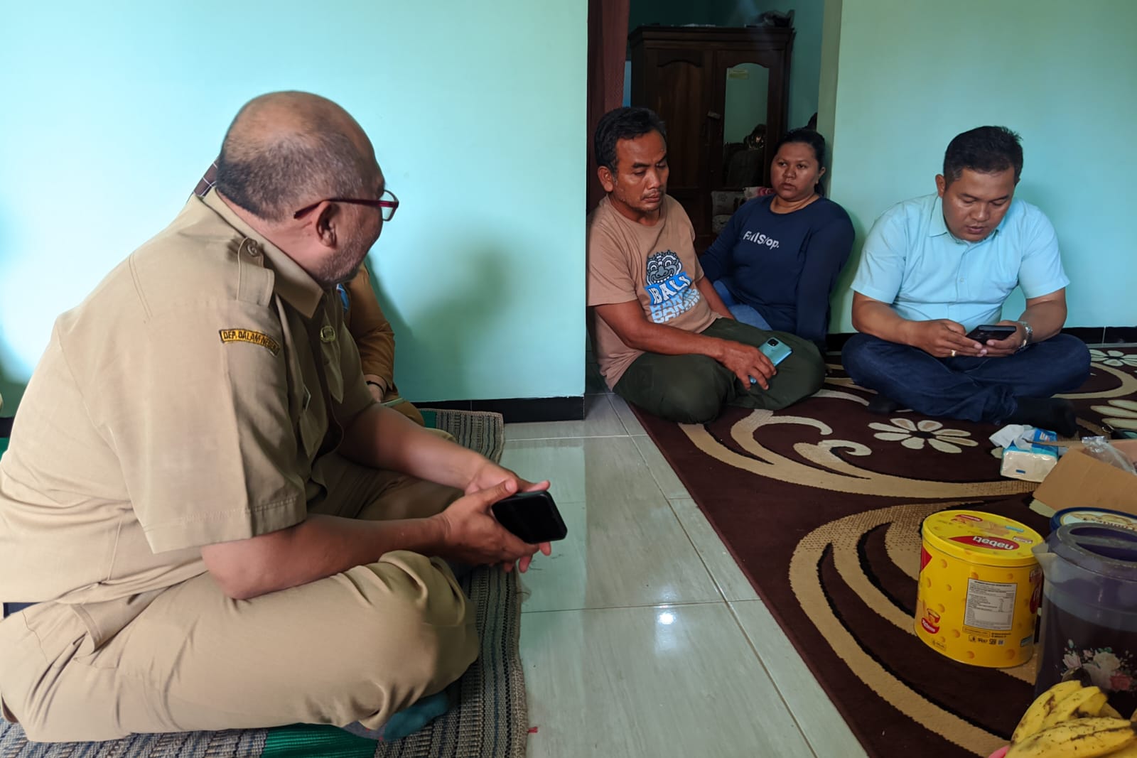 Disnaker) Kabupaten Malang saat takziah ke rumah keluarga PMI Siti Khotimah di Desa Palaan, Kecamatan Ngajum, Kabupaten Malang . (Wul Suami Berharap Jenazah Siti Khotimah Segera Dipulangkan