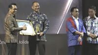 General Manager Aston Inn Batu saat menerima penghargaan Hotel Terfavorit dalam ajang Batu Tourism Award 2025. (ist Raih Predikat Hotel Terfavorit di Batu Tourism Award 2025, Ini Kata GM Aston Inn Batu