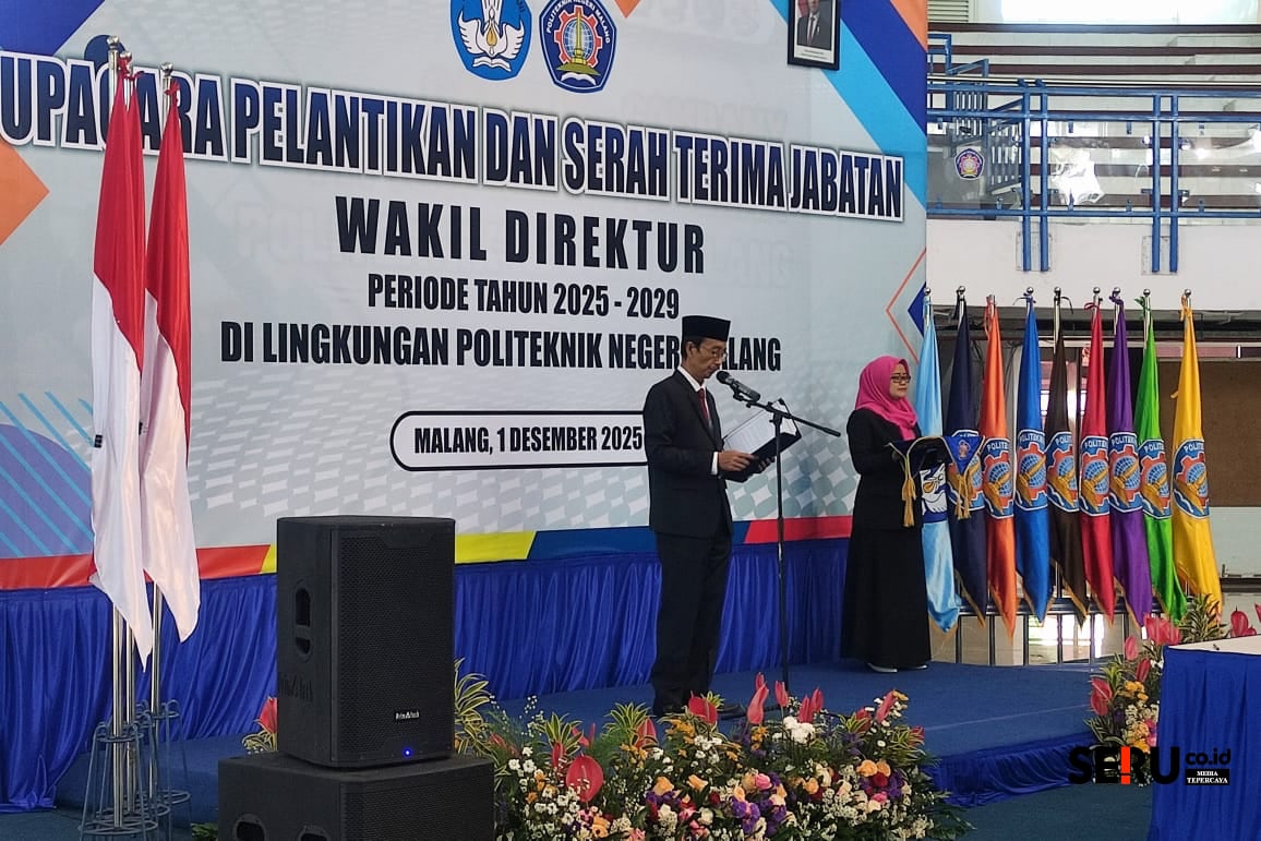 Direktur Polinema, Ir. Supriatna Adhisuwignjo ST MT membacakan surat keputusan dan melantik empat Wakil Direktur. (rhd)