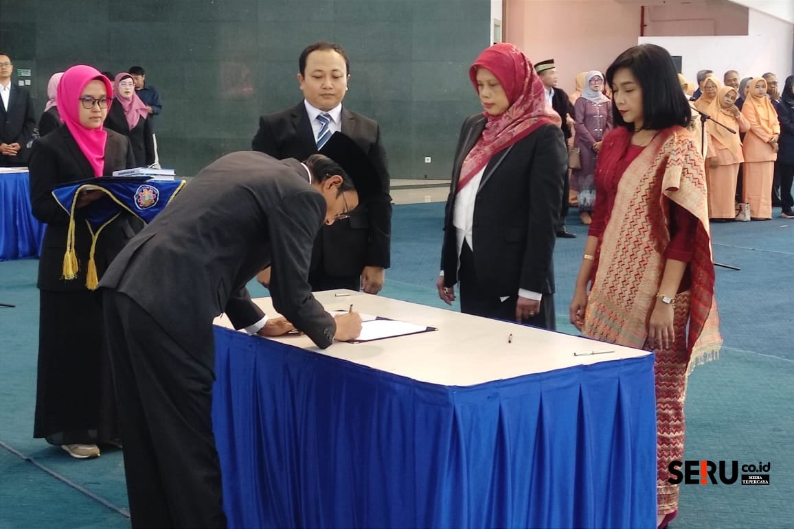 Prosesi penandatanganan serah terima jabatan Wakil Direktur Bidang 1. (rhd)