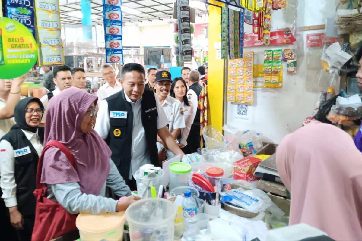 Jelang Nataru, TPID Kota Malang Temukan Harga Komoditas Pangan Naik Signifikan 1 Wali Kota Malang berkomunikasi dengan pedagang terkait kenaikan harga bahan pangan. (ist)