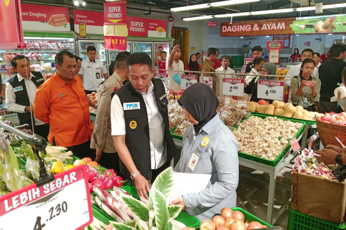 Wali Kota Malang bersama TPID meninjau harga bahan pangan di sejumlah titik. (ist) Jelang Nataru, TPID Kota Malang Temukan Harga Komoditas Pangan Naik Signifikan