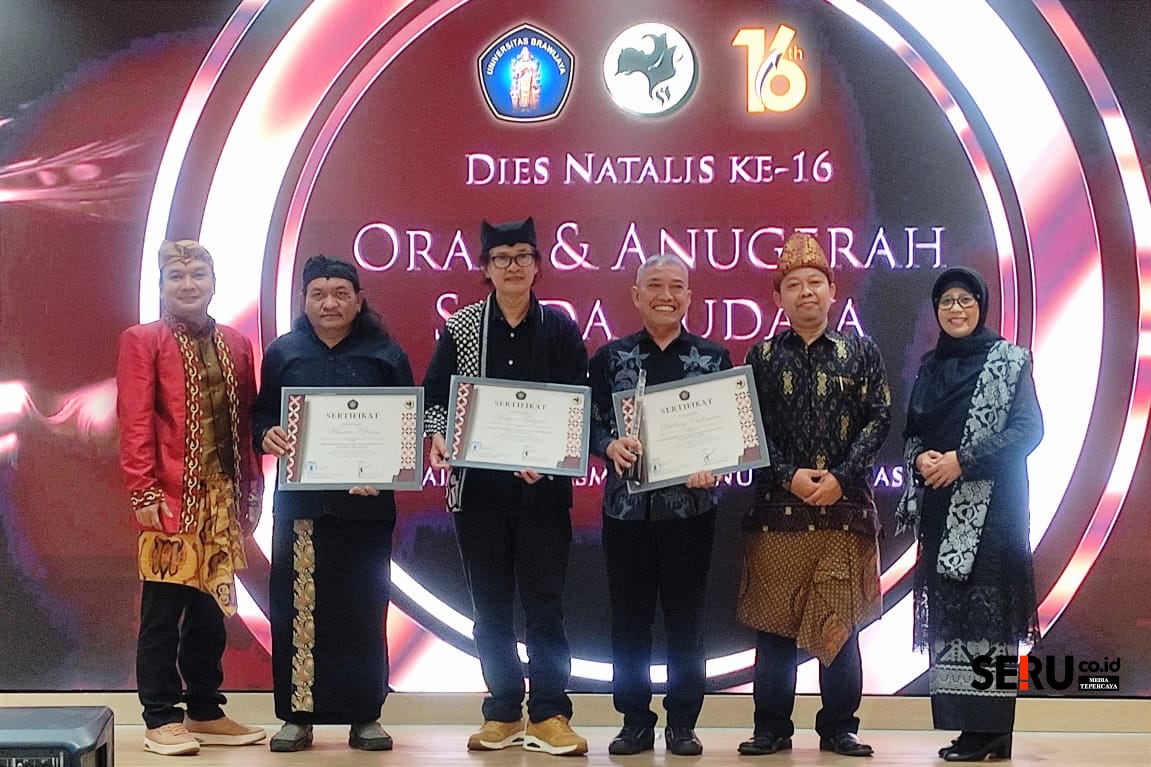 Dekanat FIB UB bersama Tengsoe Tjahjono, Winarto Ekram & Dadang Rukmana menerima Anugerah Sabda Budaya 2025. (rhd) Tengsoe Tjahjono, Winarto Ekram & Dadang Rukmana Menerima Anugerah Sabda Budaya 2025