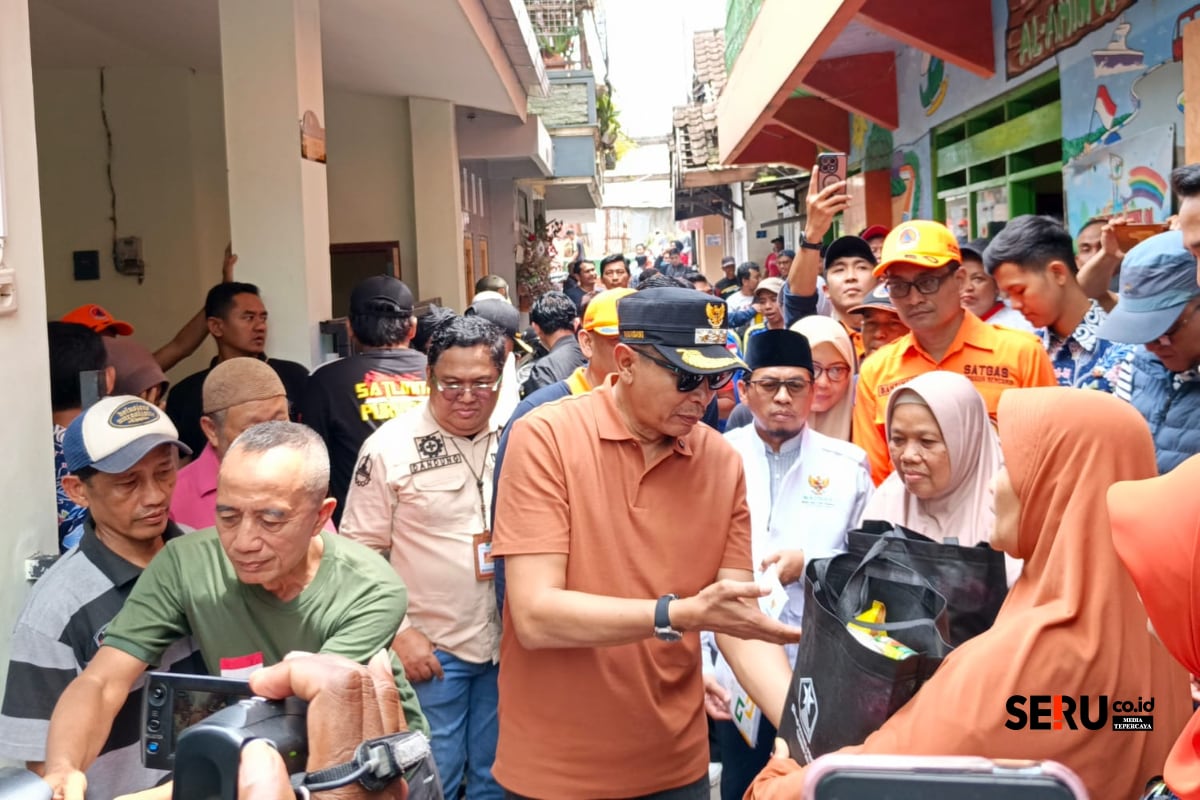 Wali Kota Malang menyerahkan bantuan korban terdampak banjir. (bas)