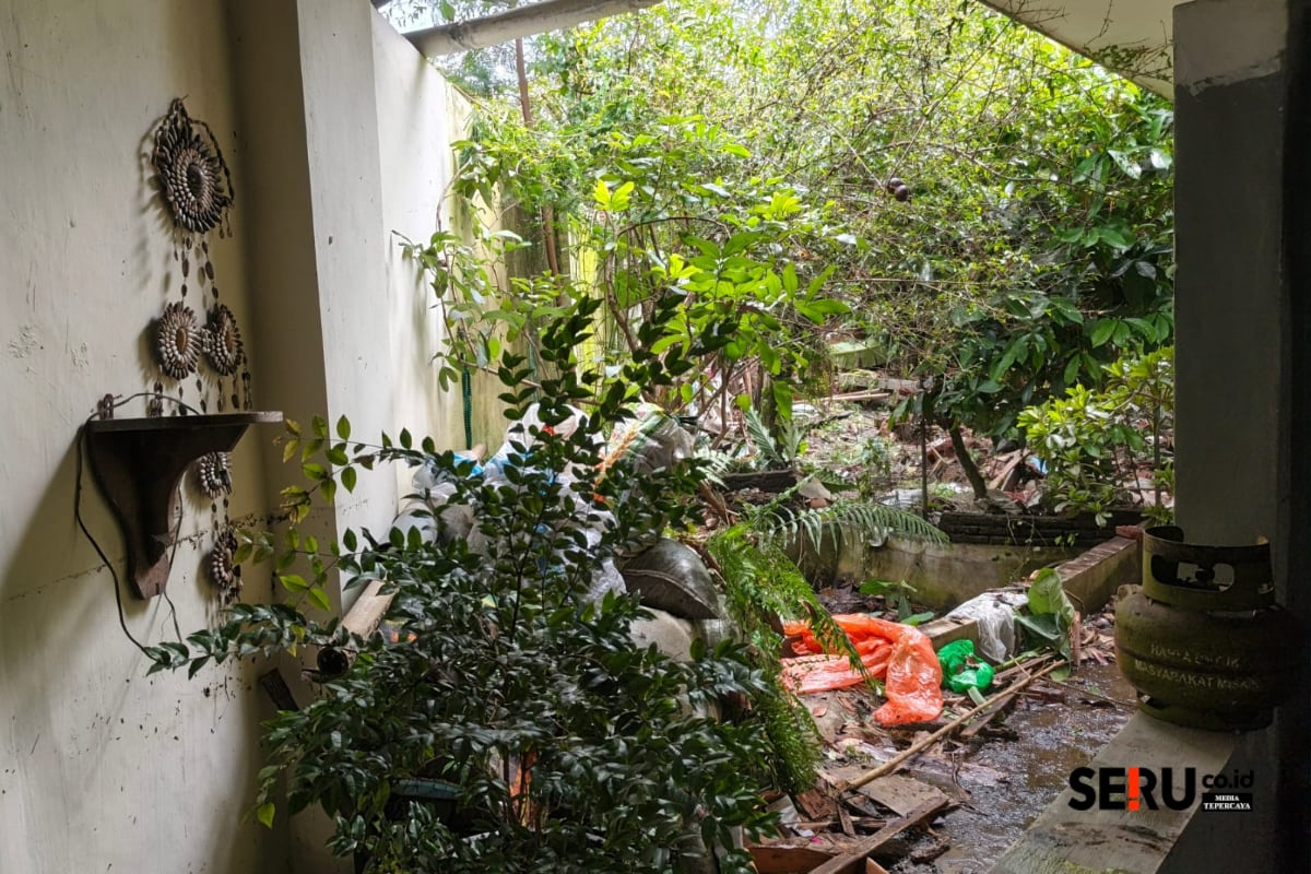 Penyebab air sungai meluap saat hujan deras di Jalan Bantaran, karena dinding belakang pembatas sungai ambrol. (bas)