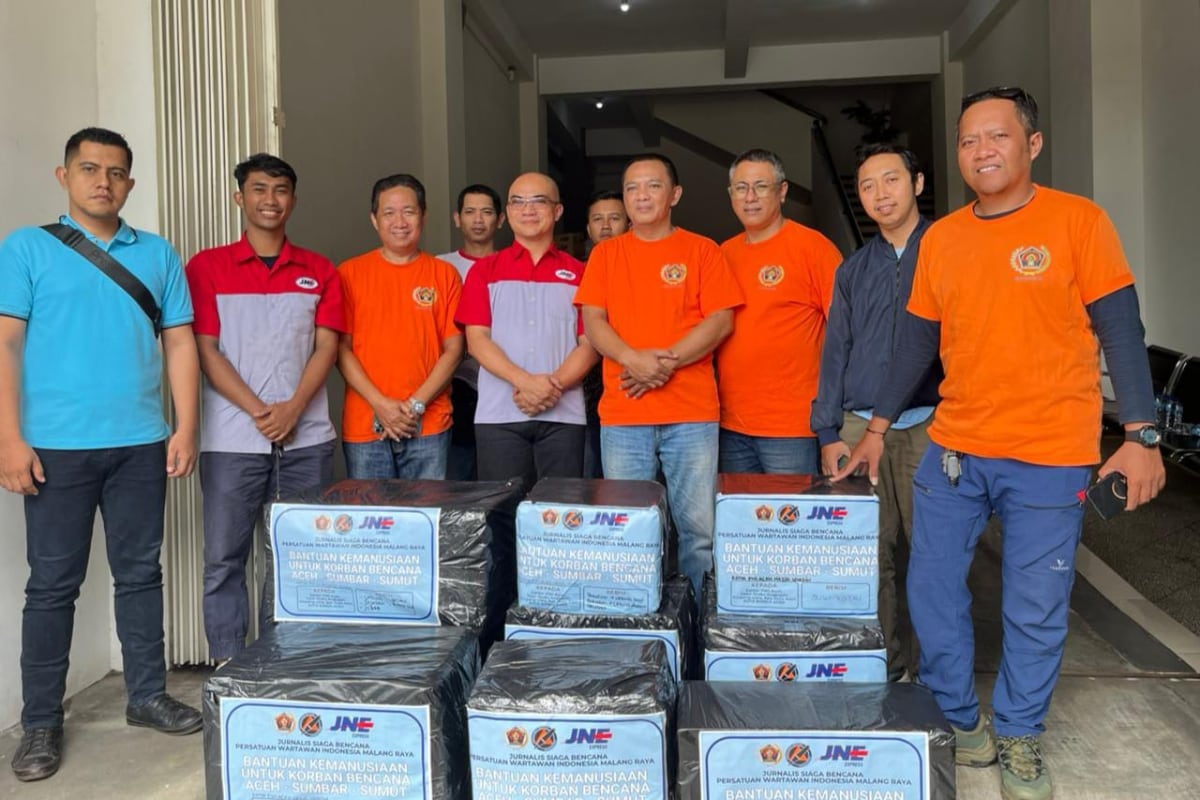 PWI Malang Raya menggandeng JNE dalam pengiriman bantuan korban bencana Sumatra. (ist) Kolaborasi Kemanusiaan JSB PWI Malang Raya-JNE Salurkan Bantuan Bencana Sumatra