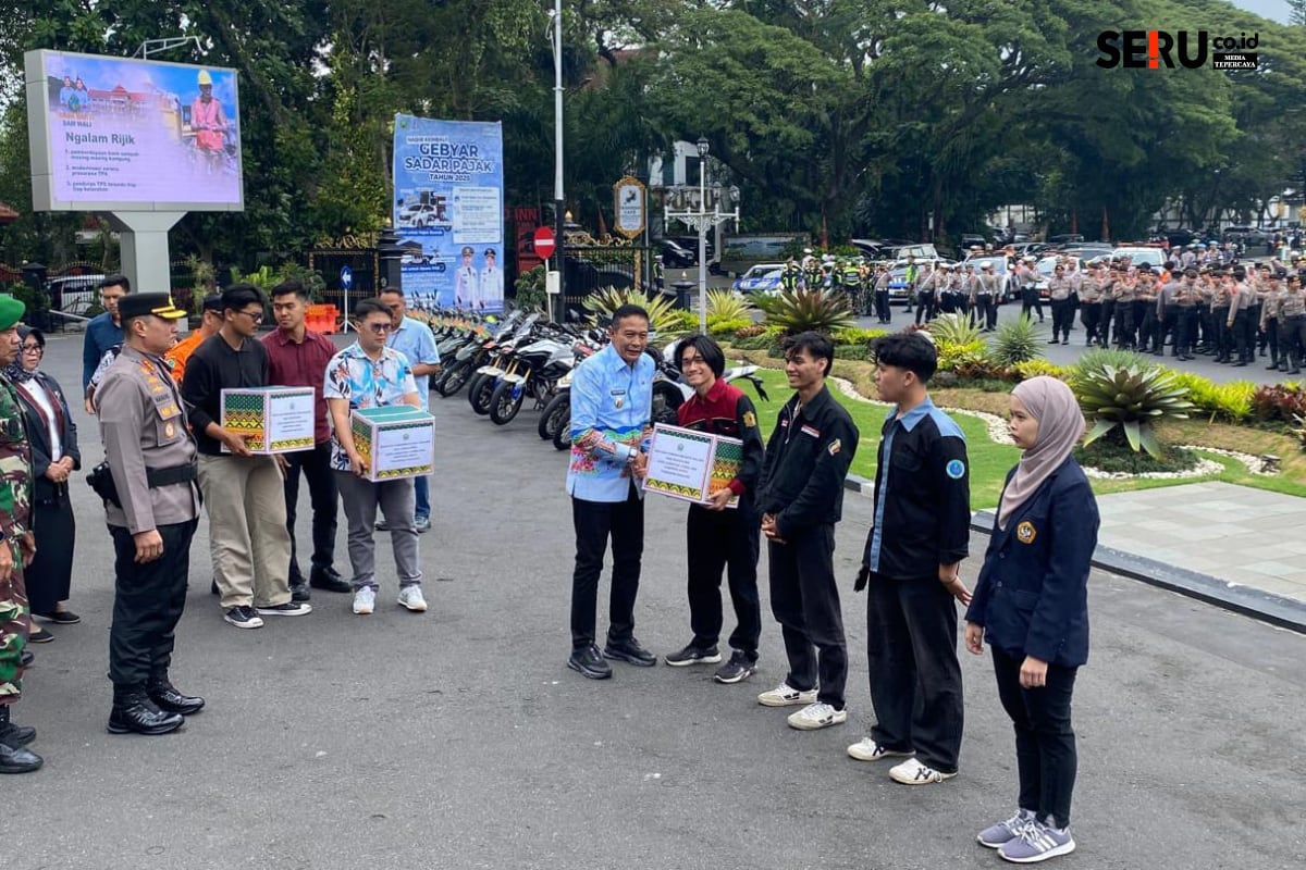 Wali Kota Malang menyerahkan bantuan kemanusiaan secara simbolis. (bas)