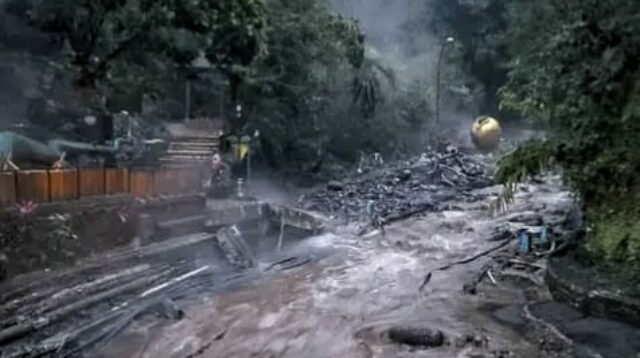 Banjir Bandang Terjang Wisata Guci, Kolam Air Panas dan Jembatan Tersapu Arus