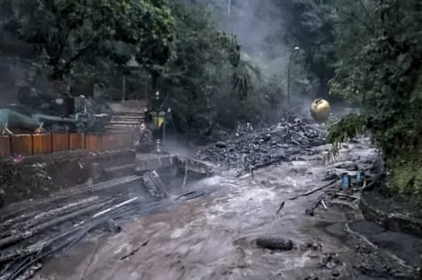 Banjir Bandang Terjang Wisata Guci, Kolam Air Panas dan Jembatan Tersapu Arus